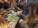 Natale è quasi alle porte, e i ragazzi del progetto “chi trova un lavoro trova un tesoro’’ vivono tra le strade di San Gregorio Armeno il fascino e la magia dell’atmosfera natalizia napoletana.-1