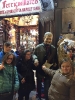 Natale è quasi alle porte, e i ragazzi del progetto “chi trova un lavoro trova un tesoro’’ vivono tra le strade di San Gregorio Armeno il fascino e la magia dell’atmosfera natalizia napoletana.-3
