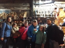 Natale è quasi alle porte, e i ragazzi del progetto “chi trova un lavoro trova un tesoro’’ vivono tra le strade di San Gregorio Armeno il fascino e la magia dell’atmosfera natalizia napoletana.-4