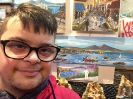 Natale è quasi alle porte, e i ragazzi del progetto “chi trova un lavoro trova un tesoro’’ vivono tra le strade di San Gregorio Armeno il fascino e la magia dell’atmosfera natalizia napoletana.-9