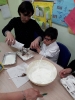 Nel secondo incontro con i piú piccoli si é svolto il laboratorio di cucina. I nostri chef si sono cimentati nella realizzazione della torta pan di stelle, attività utile per stimolare e imparare a utilizzare tutti i sensi: dal tatto all'olfatto passando inevitabilmente per il gusto.-4