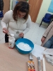 I ragazzi dell'ATL dopo aver scelto la ricetta ed essersi diretti al supermercato a comprare gli ingredienti hanno preparato, in occasione del carnevale, chiacchiere e sanguinaccio.-13