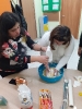 I ragazzi dell'ATL dopo aver scelto la ricetta ed essersi diretti al supermercato a comprare gli ingredienti hanno preparato, in occasione del carnevale, chiacchiere e sanguinaccio.-4