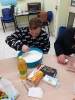 I ragazzi dell'ATL dopo aver scelto la ricetta ed essersi diretti al supermercato a comprare gli ingredienti hanno preparato, in occasione del carnevale, chiacchiere e sanguinaccio.-6