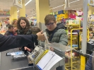 I ragazzi del club dopo aver scelto la ricetta ed essersi diretti al supermarket a comprare gli ingredienti hanno preparato dei rustici per cena!-7