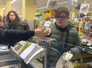 I ragazzi del club dopo aver scelto la ricetta ed essersi diretti al supermarket a comprare gli ingredienti hanno preparato dei rustici per cena!-8